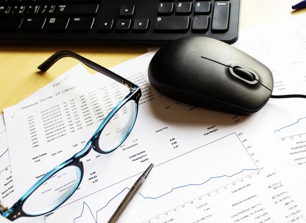 Gafas, papel financiero y pluma — Foto de Stock