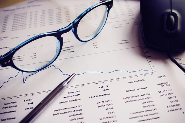 Glasses,financial paper and pen — Stock Photo, Image