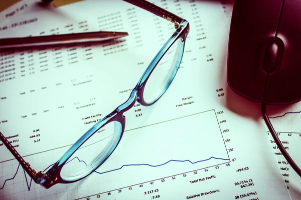 Gafas, papel financiero y pluma — Foto de Stock