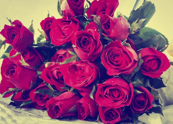 Букет красных роз в стиле ретро — стоковое фото