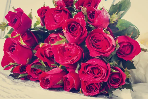 Cacho de rosas vermelhas estilo retro — Fotografia de Stock