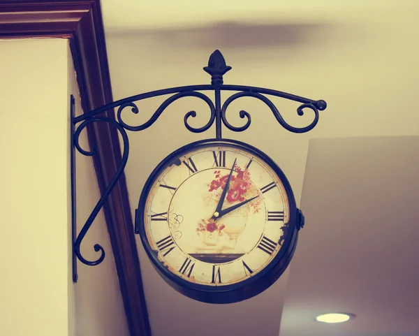 The clock on the wall — Stock Photo, Image