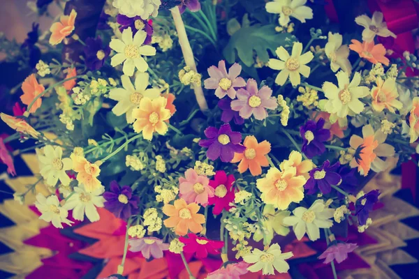 Разноцветный пластиковый цветок для фона — стоковое фото