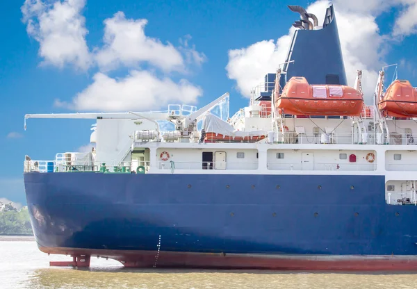 De trechter van een lege vrachtschip verankerd — Stockfoto