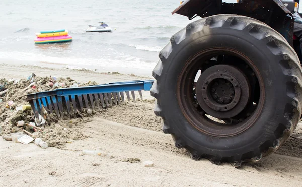 Wheel tractor cleaning — Stock Photo, Image