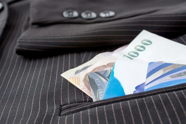 Argent et carte de crédit dans la poche — Photo