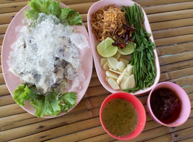 İstiridye otlar ile