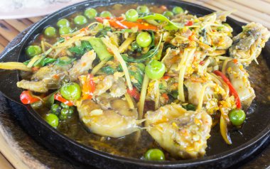 Baharatlı kızarmış heyecan yayın balığı