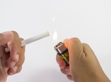 beyaz kağıt üzerinde elinde Sigara