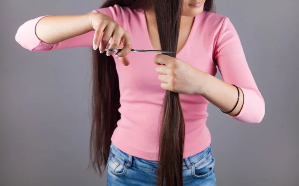 Een Jong Meisje Dat Haar Haar Knipt Haarverzorgingsconcept — Stockfoto