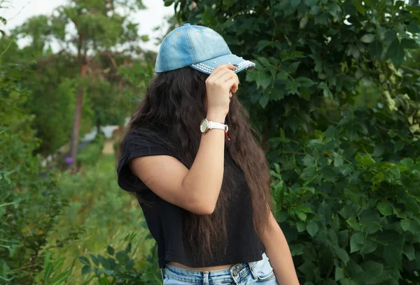 Chica Joven Con Una Gorra Jeans Aire Libre —  Fotos de Stock