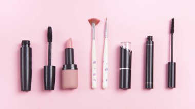 Pembe arka planda güzel kozmetik aksesuarlar.