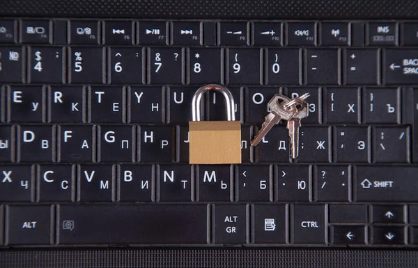 Bilgisayar kilidi ve anahtarlar. Bilgisayar güvenliği kavramı.