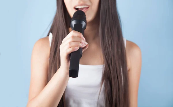 Mädchen Mit Mikrofon Auf Blauem Hintergrund — Stockfoto