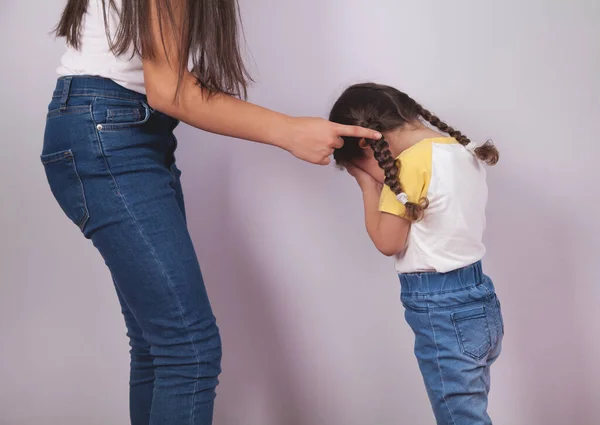 Kadın Çocuğa Çok Kızgın Onu Dövmek Istiyor Çocuk Korkuyor — Stok fotoğraf