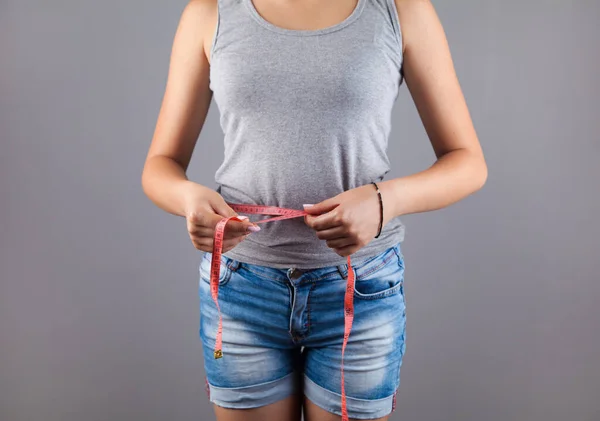 Dieet Vrouw Meten Tape Grijze Achtergrond Gewichtsverlies Concept — Stockfoto