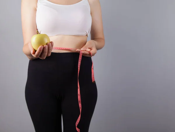 Ung Kvinna Måttband Och Grönt Äpple — Stockfoto