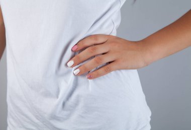 Manikürlü tırnakları olan genç bir kadın..