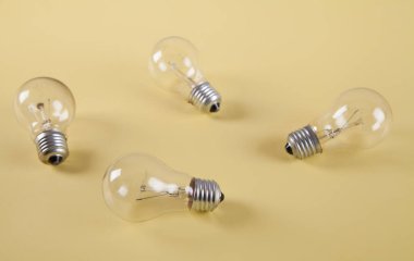 Sarı arkaplanda izole edilmiş ampuller.