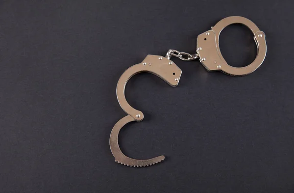 İzole edilmiş siyah arkaplanda metal kelepçeler..