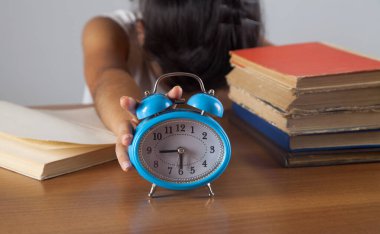 Çocuk okuldaki tıkanıklıktan bıkmıştı. Yorgun çocuk. Saat..