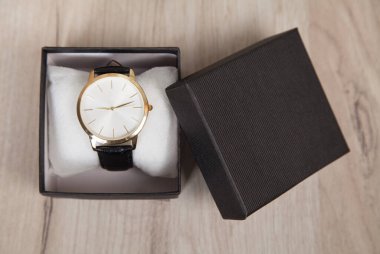 Erkek deri saati. Hediye kutusu. 