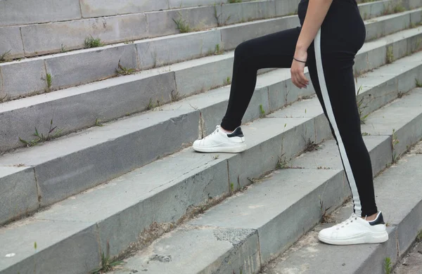 Eine Junge Frau Beim Treppensteigen — Stockfoto