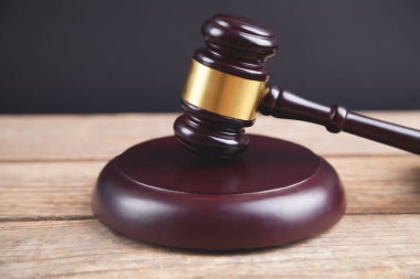 Hukuk ve adalet kavramı. Ahşap arkaplan.