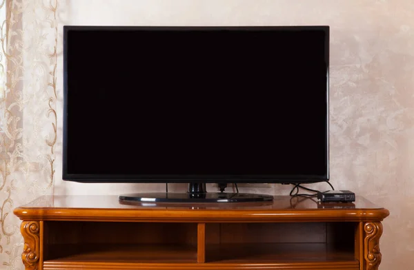 Televizyon kapalı, modern bir oturma odasında yer alıyor. 3D görüntüleme. Siyah renkli televizyon.