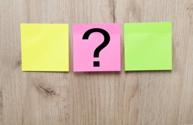 Kağıtta soru işareti var. Renkli kağıtlar.