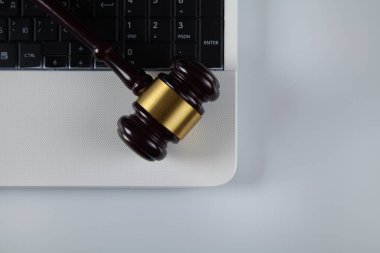 Beyaz bilgisayardaki yargıç çekici. Çekiç.
