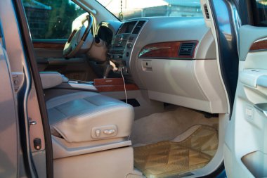 Beyaz deri koltuklu modern araba..