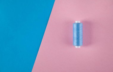 İzole edilmiş bir arkaplanda mavi başlık.