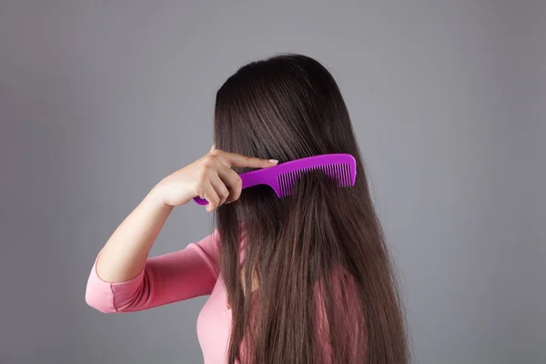 Ragazza Che Pettina Capelli Concetto Cura Dei Capelli — Foto Stock