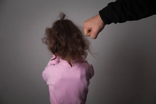 Father Beats His Daughter Gray Background — Stock Photo, Image