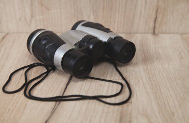 İzole edilmiş ahşap arka planda dürbünler.