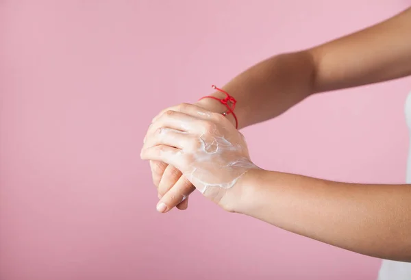 Mulher Jovem Aplicando Creme Natural Pele — Fotografia de Stock