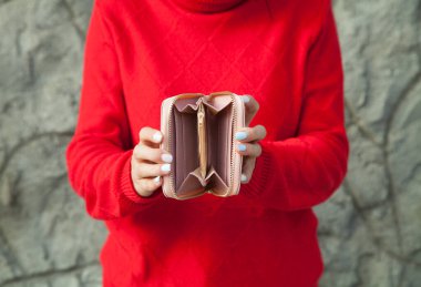 Kadın boş cüzdanını gösteriyor..