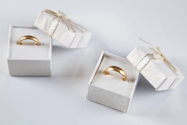 結婚指輪付きの箱 白い背景 — ストック写真