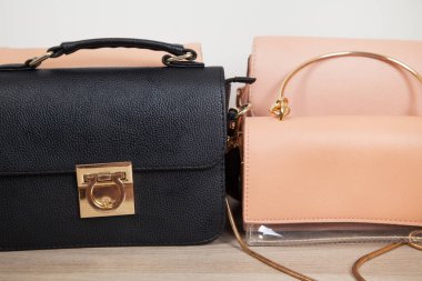 Güzel kadın çantaları koleksiyonu. Moda kavramı.