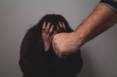 Adam üzgün kadınını dövüyor. Aile içi şiddet.
