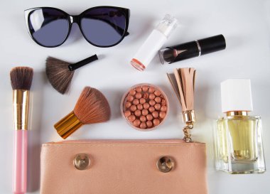 Beyaz arka planda kadın kozmetik ürünleri ve aksesuarları. Moda kavramı.