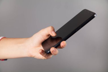 Akıllı telefonu olan, gri geçmişi olan genç bir kadın..