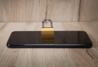 Telefon ve asma kilit. Cep telefonu güvenliği kavramı.