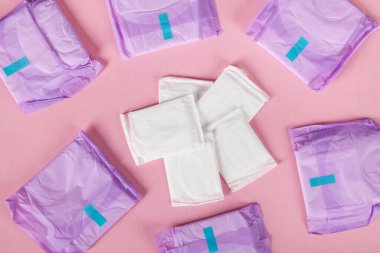 Pembe arka planda hijyenik peçete ya da ped..