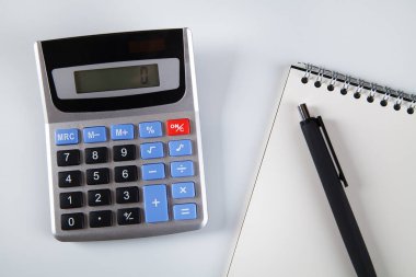 Hesap makinesi ve iş aksesuarları beyaz arka planda izole edilmiş ofis masaüstü. İş konsepti. 