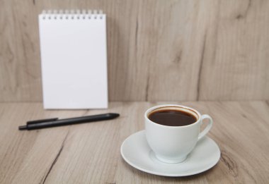 Not defteri, kalem ve kahve, ahşap arka plan..