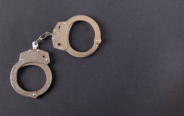 İzole edilmiş siyah arkaplanda metal kelepçeler..