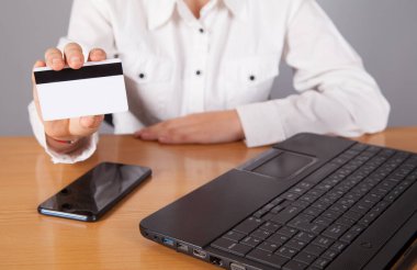 Çevrimiçi alışveriş, kredi kartı, iş kadını, bilgisayar ve akıllı telefon, kavram.