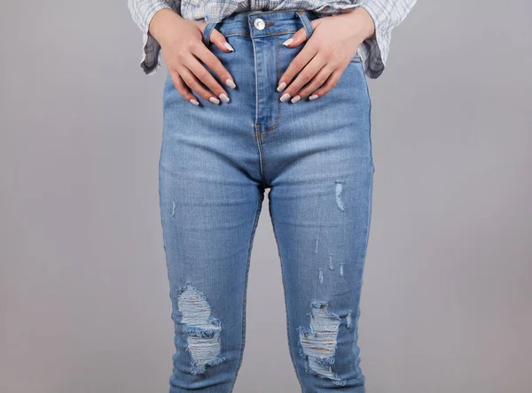 Modische Frau Blauen Zerrissenen Jeans — Stockfoto